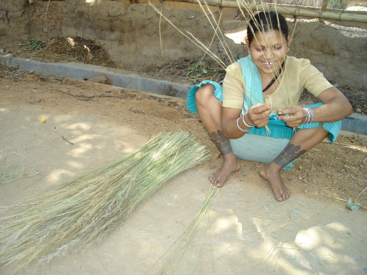 सरगुजा जिले के चिरगा मजा गाँव में 'बहरी' बनाने की तयारी में एक महिला 